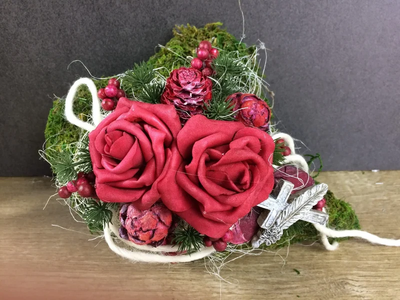 Grabherz mit Rose auf Moos – Seidenblumen Grabschmuck