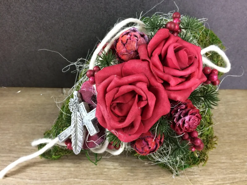 Grabherz mit Rose auf Moos – Seidenblumen Grabschmuck