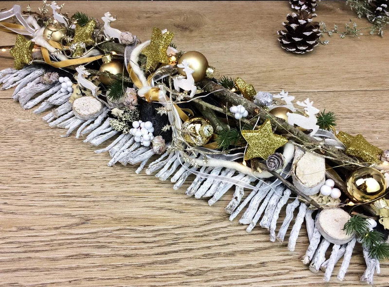 Weihnachtlicher Türkranz mit Hirsch – LED Lichterkette handgefertigt