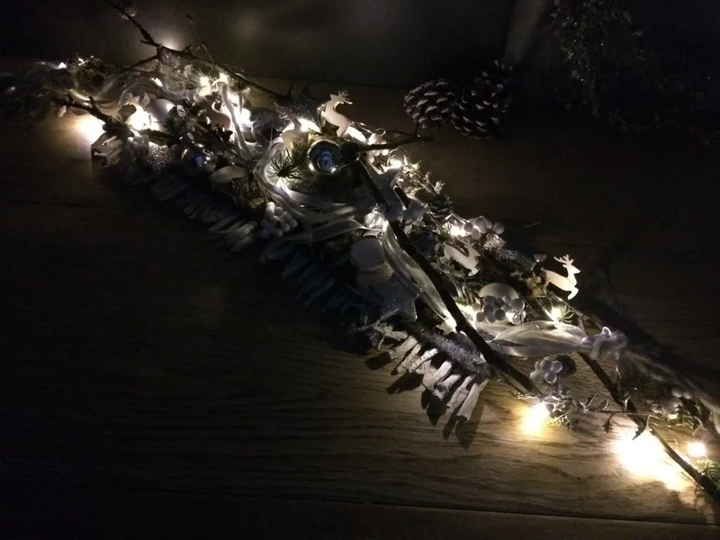 Weihnachtlicher Türkranz mit Hirsch – LED Lichterkette handgefertigt