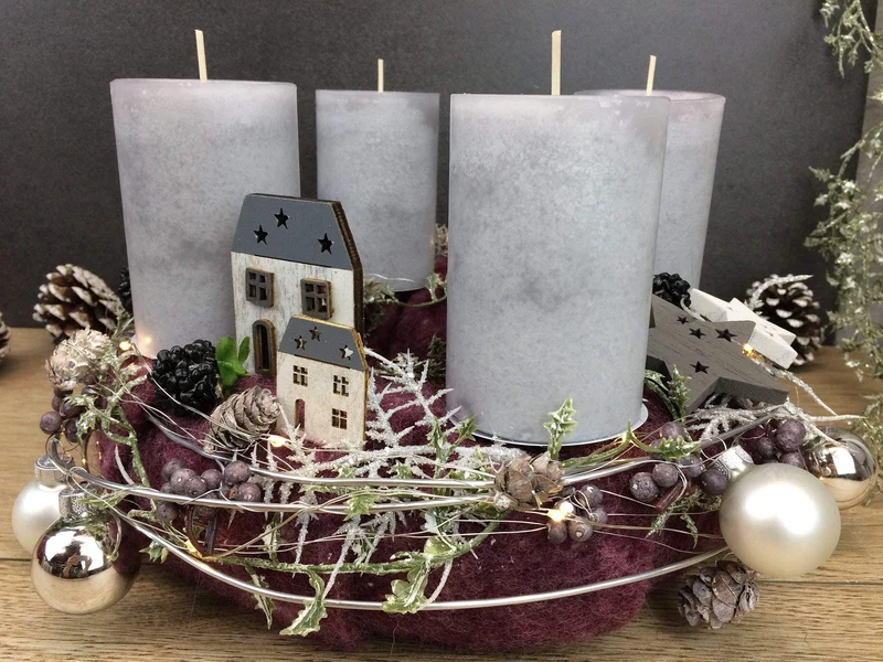 Runder Adventskranz mit Häusern und LED-Lichterkette
