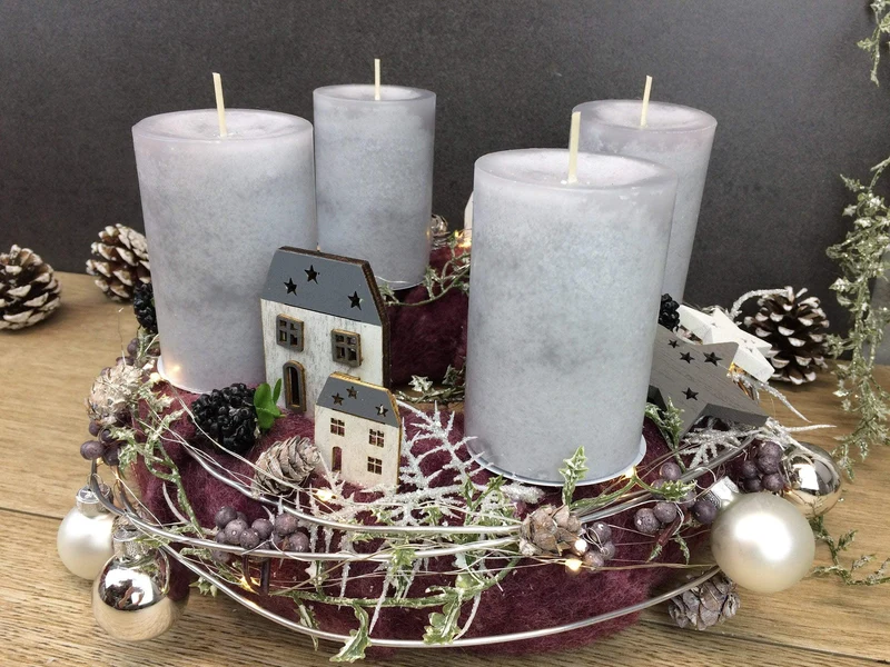 Runder Adventskranz mit Häusern und LED-Lichterkette