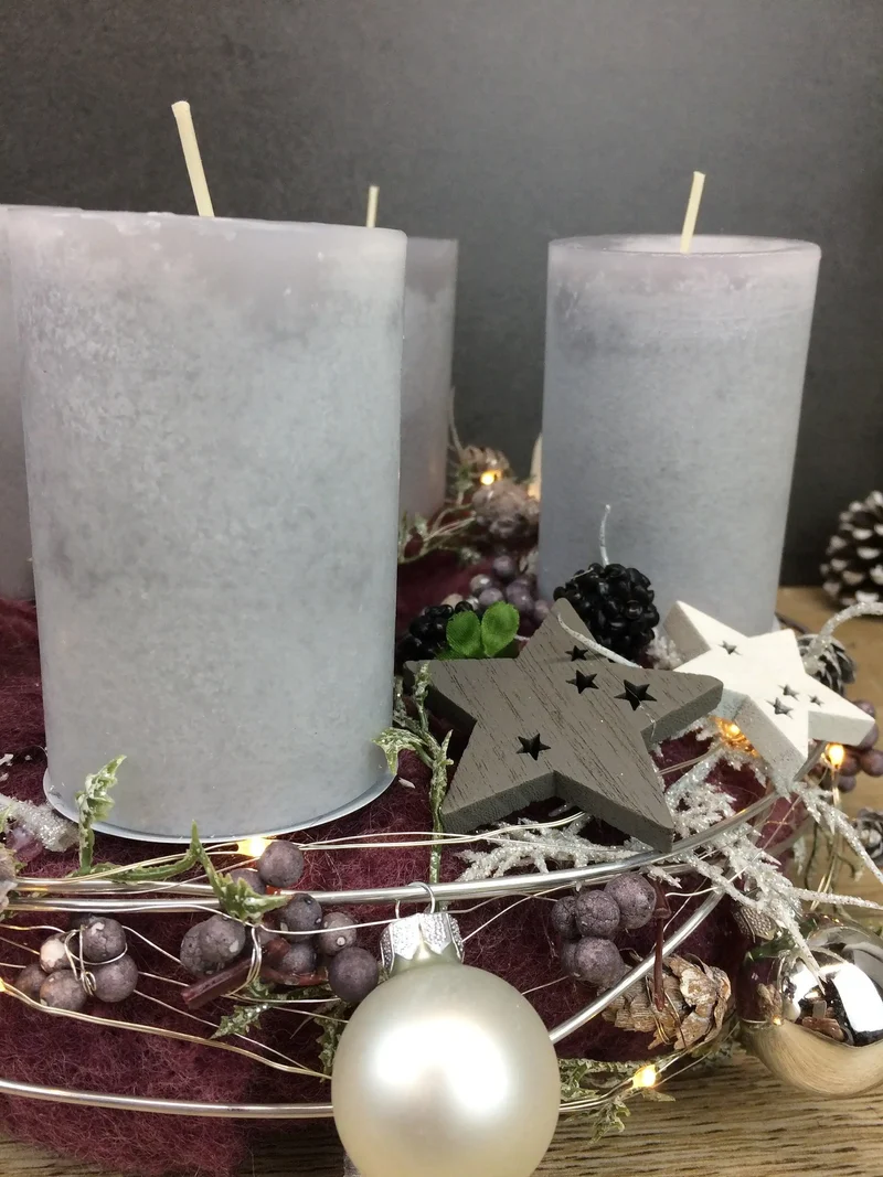 Runder Adventskranz mit Häusern und LED-Lichterkette