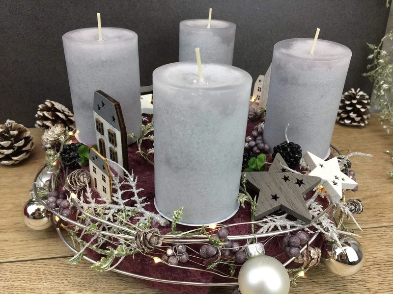 Runder Adventskranz mit Häusern und LED-Lichterkette