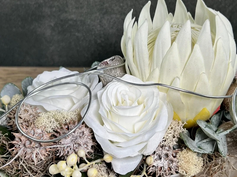 Seidenblumen Grabgesteck Protea 48cm – Grabdekoration handgefertigt
