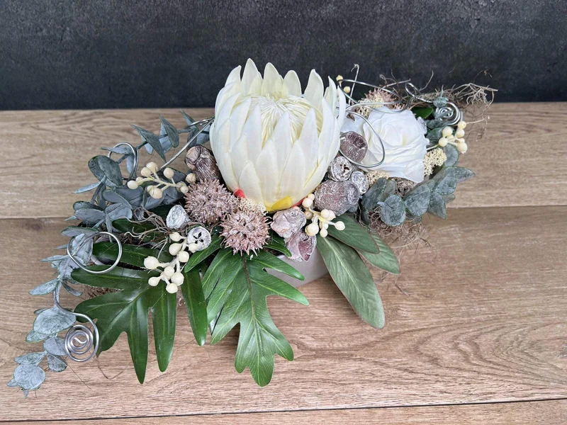 Seidenblumen Grabgesteck Protea 48cm – Grabdekoration handgefertigt