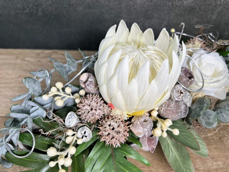 Seidenblumen Grabgesteck Protea 48cm – Grabdekoration handgefertigt