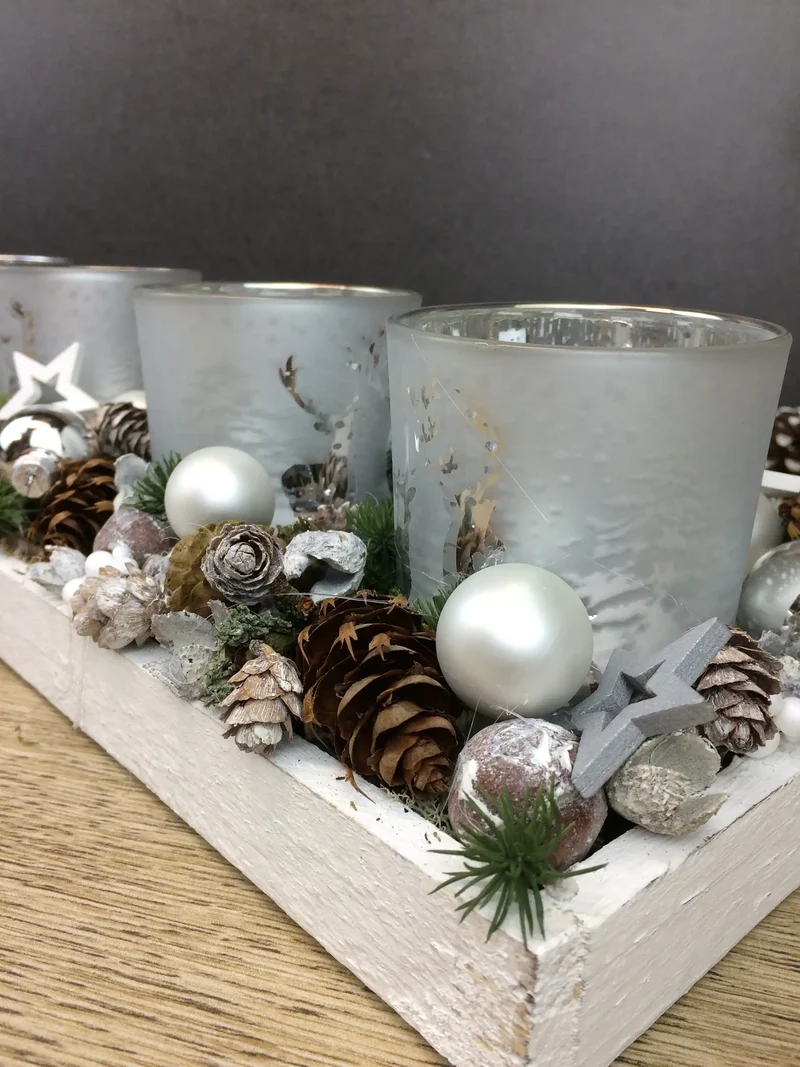 Adventsgesteck länglich mit Gläsern – Tablett modern Advent mehrjährig