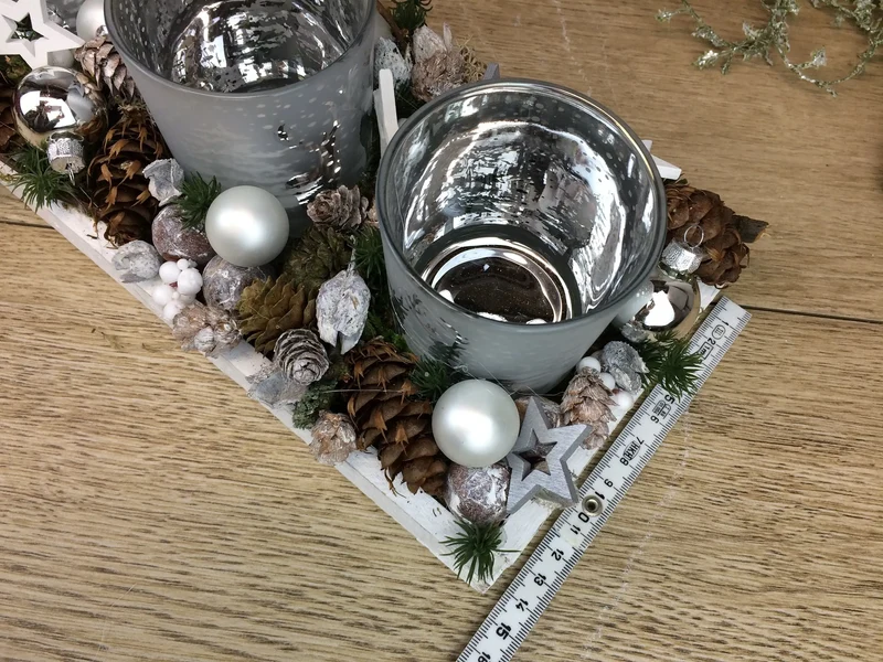 Adventsgesteck länglich mit Gläsern – Tablett modern Advent mehrjährig
