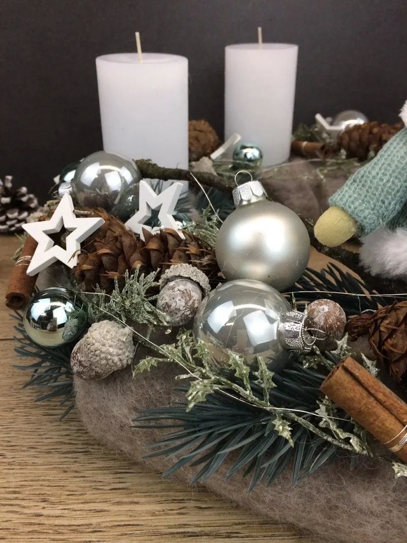 Adventskranz rund mit Wichtel und Naturmaterialien – mehrjährig