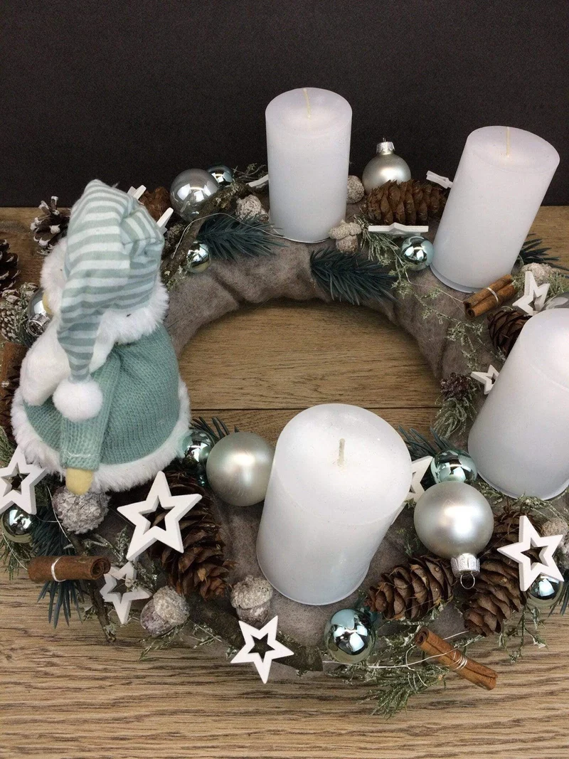 Adventskranz rund mit Wichtel und Naturmaterialien – mehrjährig