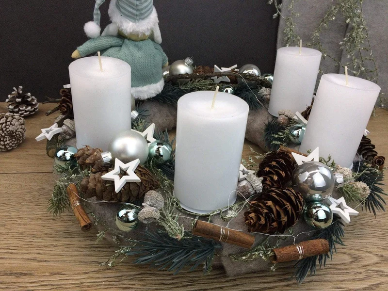 Adventskranz rund mit Wichtel und Naturmaterialien – mehrjährig
