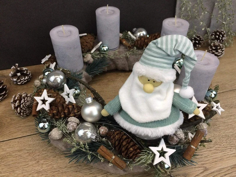 Adventskranz rund mit Wichtel und Naturmaterialien – mehrjährig