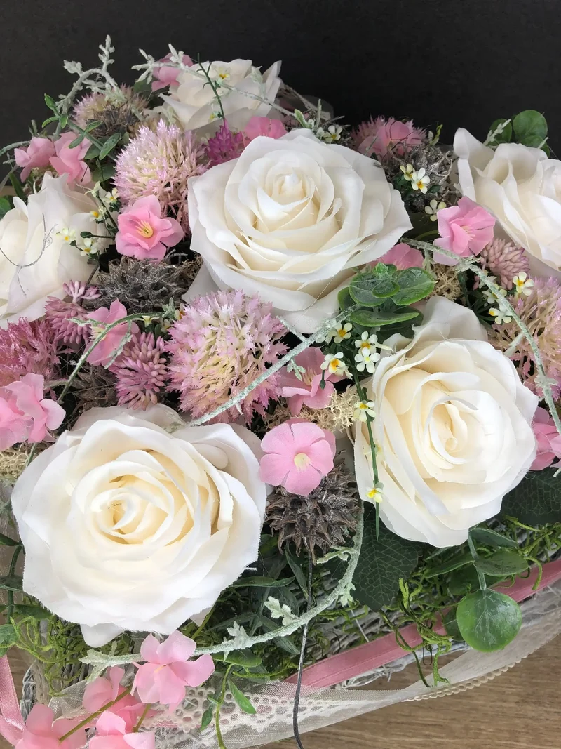 Grabherz Rose mit Wiesenblumen – Grabschmuck Seidenblumen langlebig