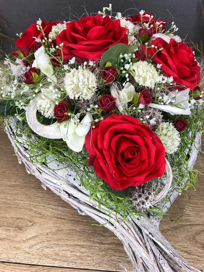 Grabherz aus Seidenblumen Rose – langlebige Grabdekoration – für Außen