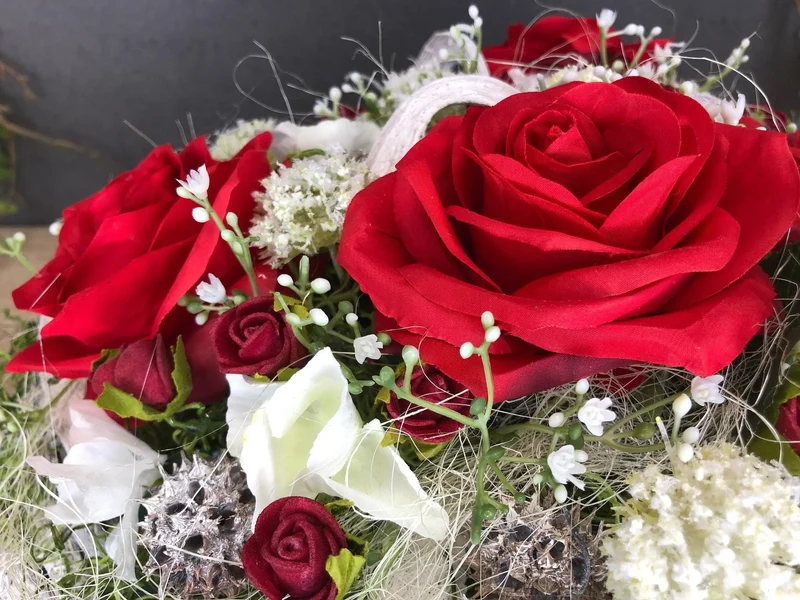 Grabherz aus Seidenblumen Rose – langlebige Grabdekoration – für Außen