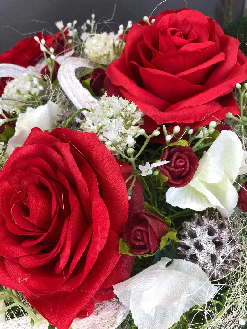 Grabherz aus Seidenblumen Rose – langlebige Grabdekoration – für Außen