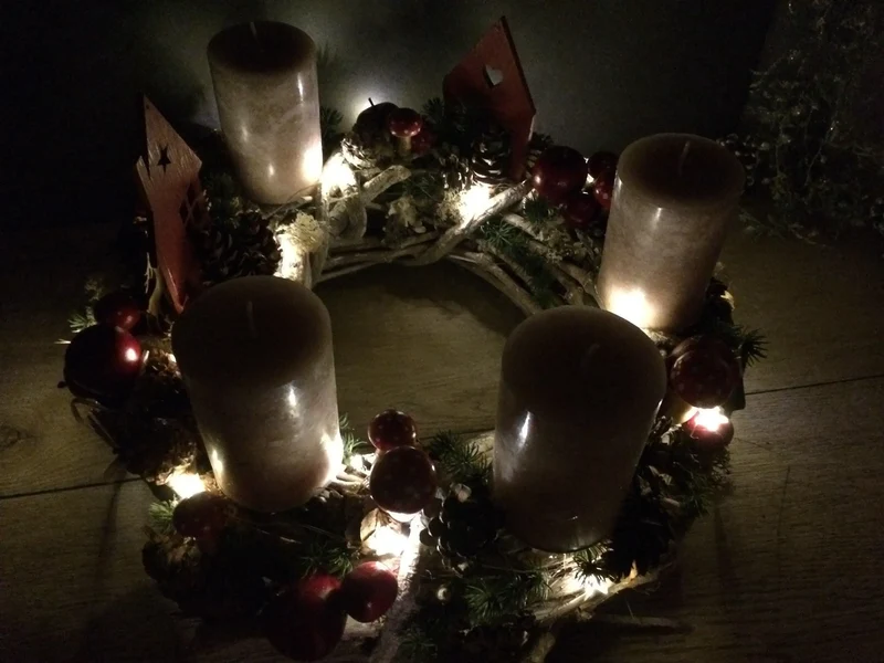 Adventskranz rund mit LED-Lichterkette – mehrjährig langlebig mit Tann