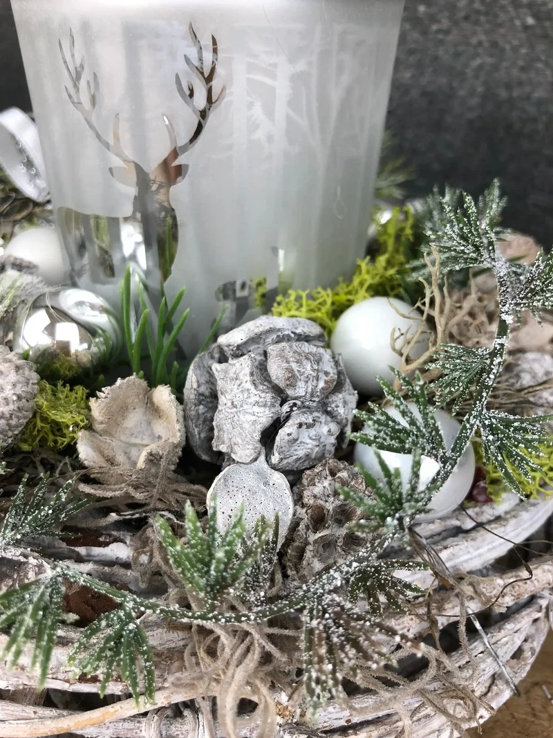 Adventsgesteck 20cm mit Windlicht und Hirsch – Silber Weihnachtsdeko