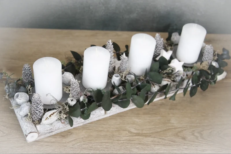 Adventsgesteck Eukalyptus länglich – Tablett modern mehrjährig