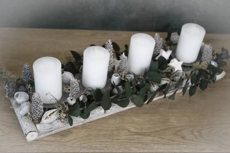 Adventsgesteck Eukalyptus länglich – Tablett modern mehrjährig