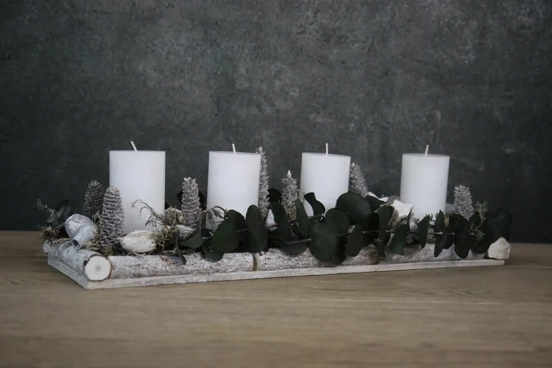 Adventsgesteck Eukalyptus länglich – Tablett modern mehrjährig
