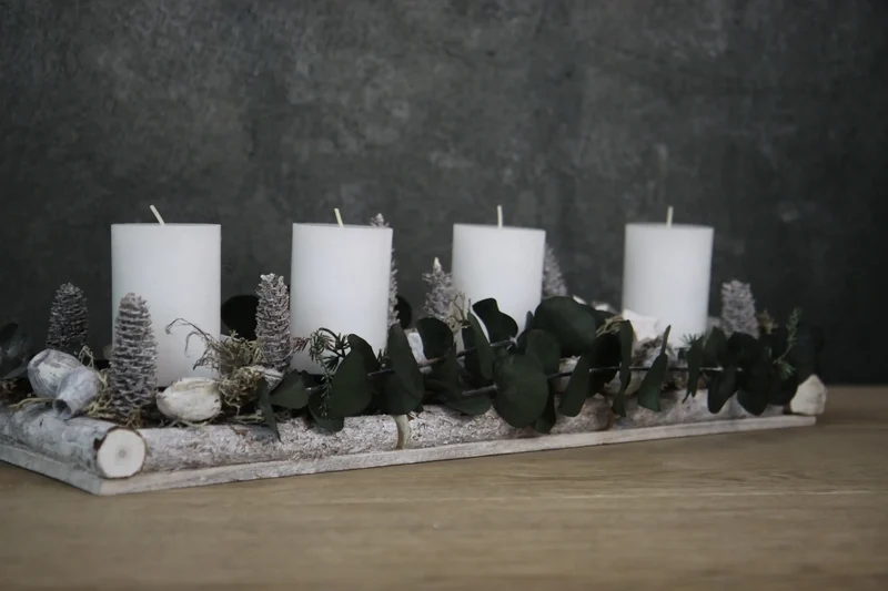 Adventsgesteck Eukalyptus länglich – Tablett modern mehrjährig