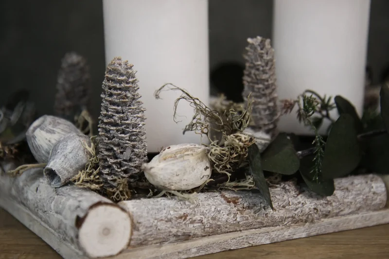Adventsgesteck Eukalyptus länglich – Tablett modern mehrjährig
