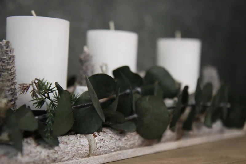 Adventsgesteck Eukalyptus länglich – Tablett modern mehrjährig