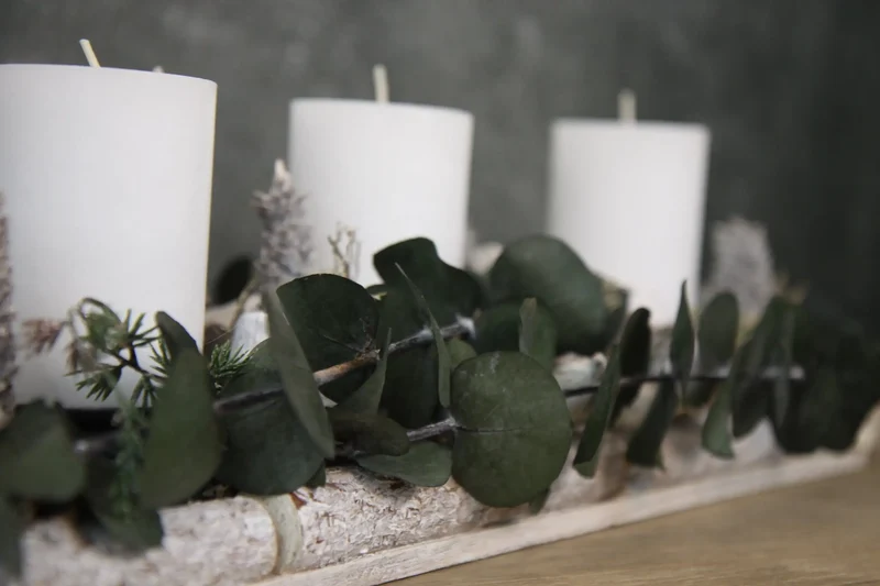Adventsgesteck Eukalyptus länglich – Tablett modern mehrjährig