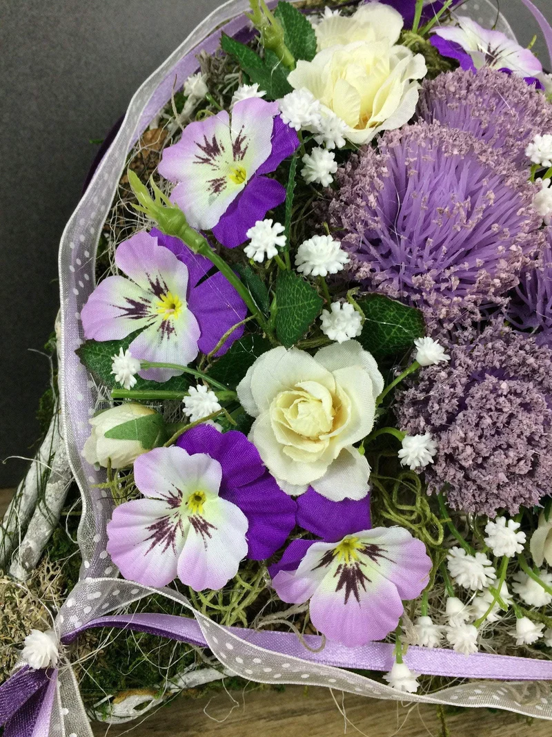 Grabherz Rose mit Stiefmütterchen handgefertigt – Seidenblum 2