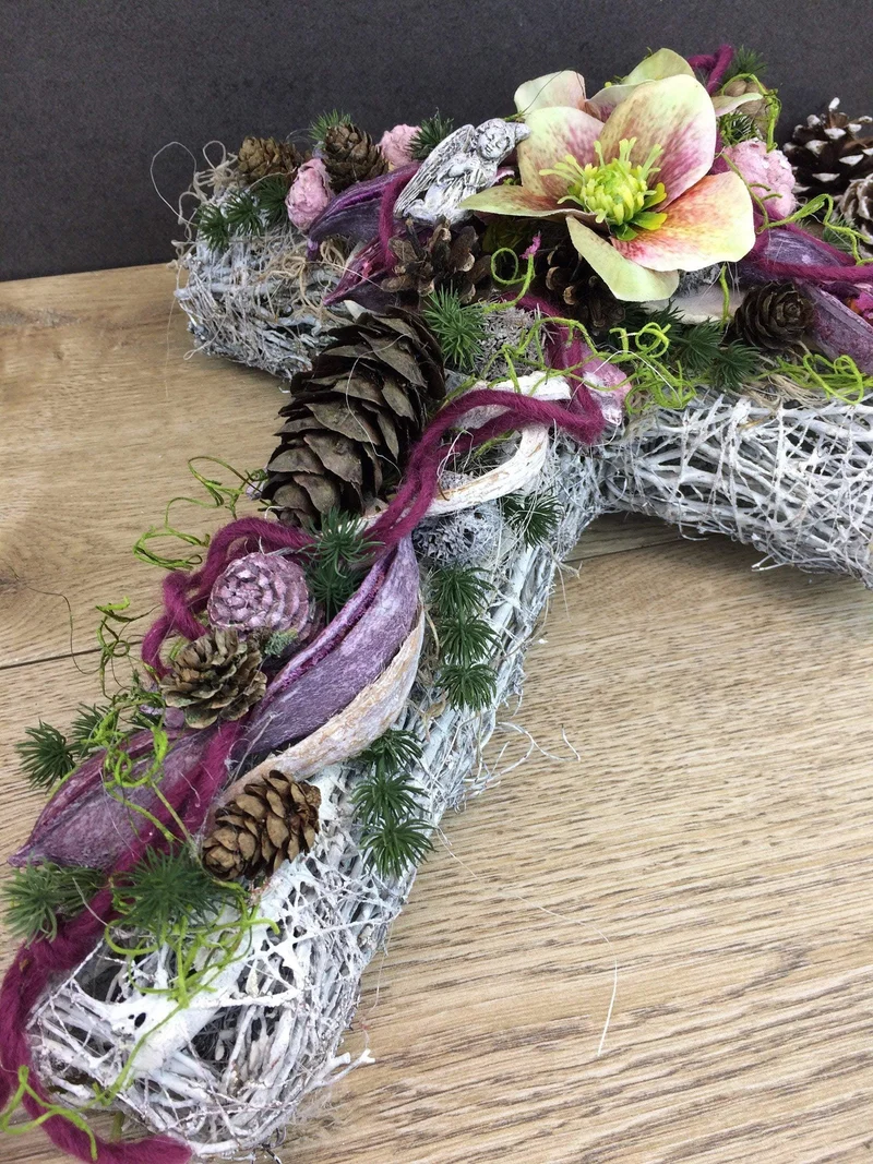 Grabgesteck Kreuz Christrose Seidenblumen – langlebiger Grabschmuck – wetter