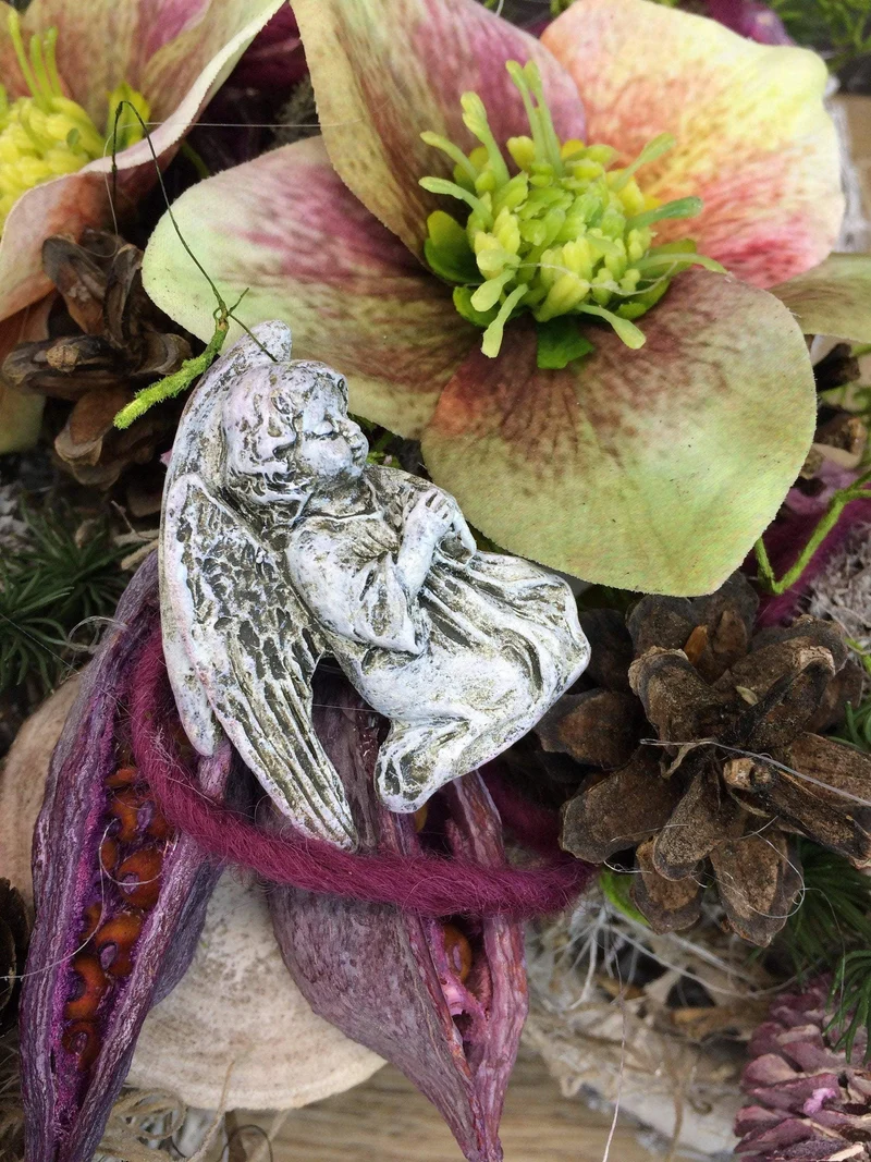 Grabgesteck Kreuz Christrose Seidenblumen – langlebiger Grabschmuck – wetter