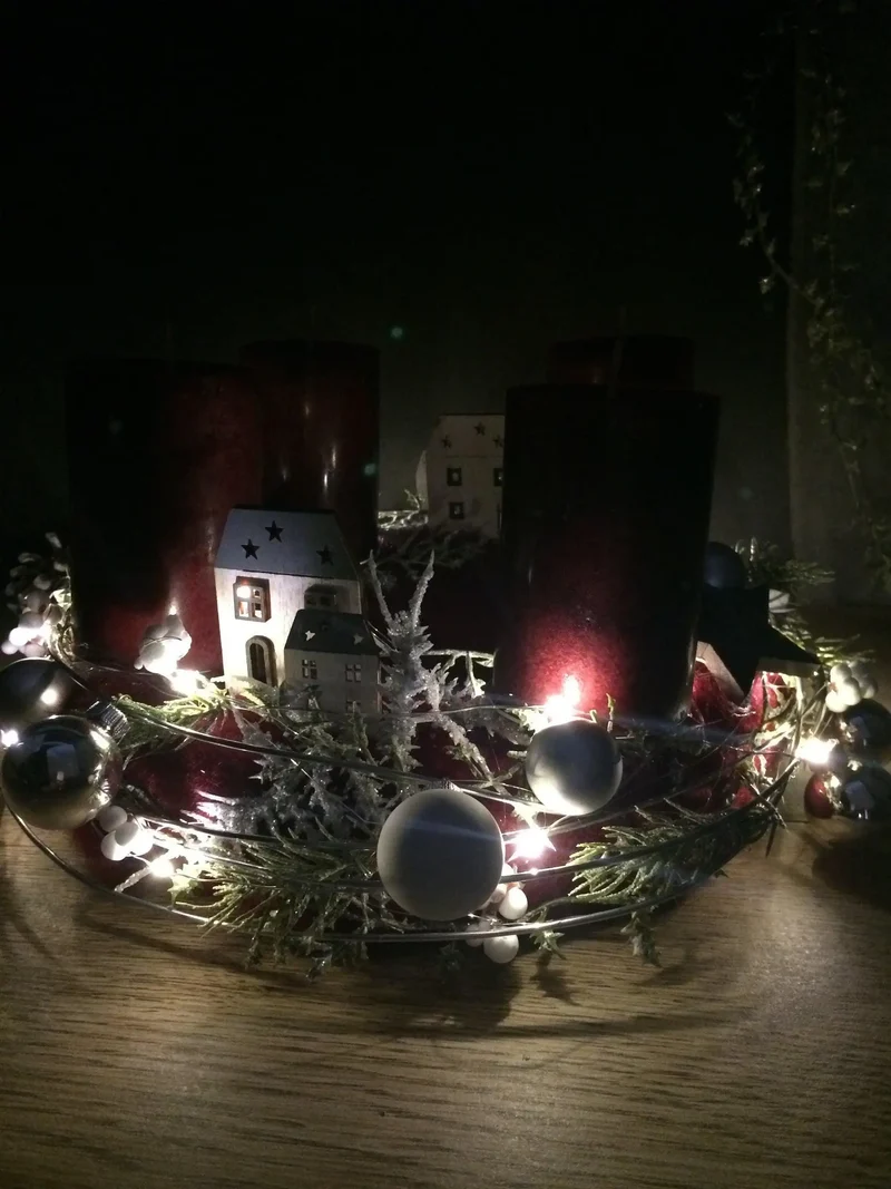 Adventskranz Lichterkette Häuser – rund stimmungsvoll mit Tanne