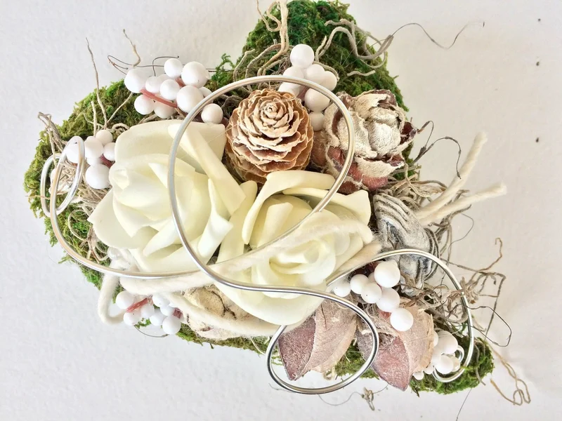 Grabherz Rose auf Moos Seidenblumen – langlebiger Grabschmuck