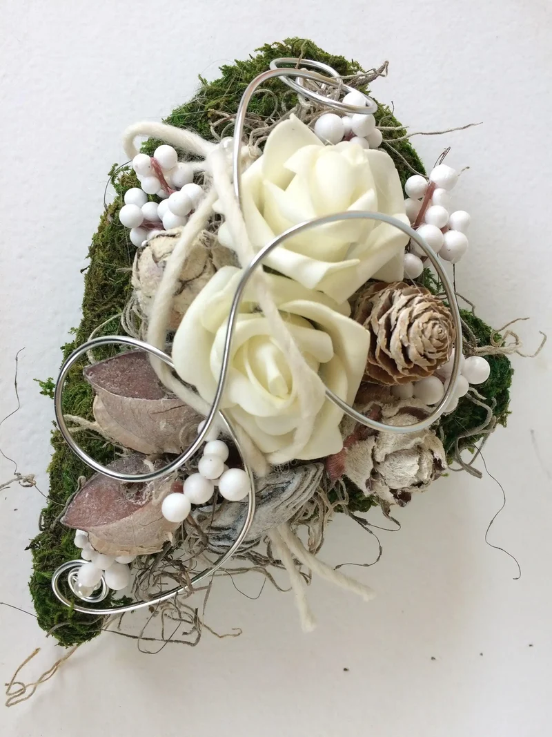 Grabherz Rose auf Moos Seidenblumen – langlebiger Grabschmuck