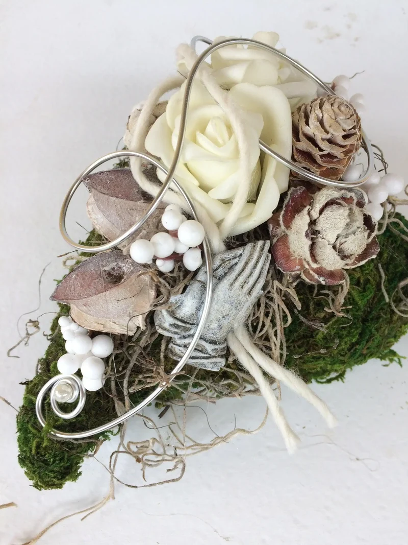 Grabherz Rose auf Moos Seidenblumen – langlebiger Grabschmuck
