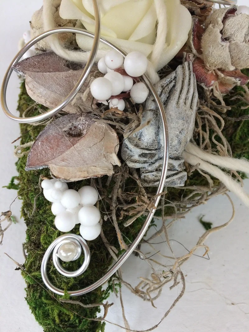 Grabherz Rose auf Moos Seidenblumen – langlebiger Grabschmuck