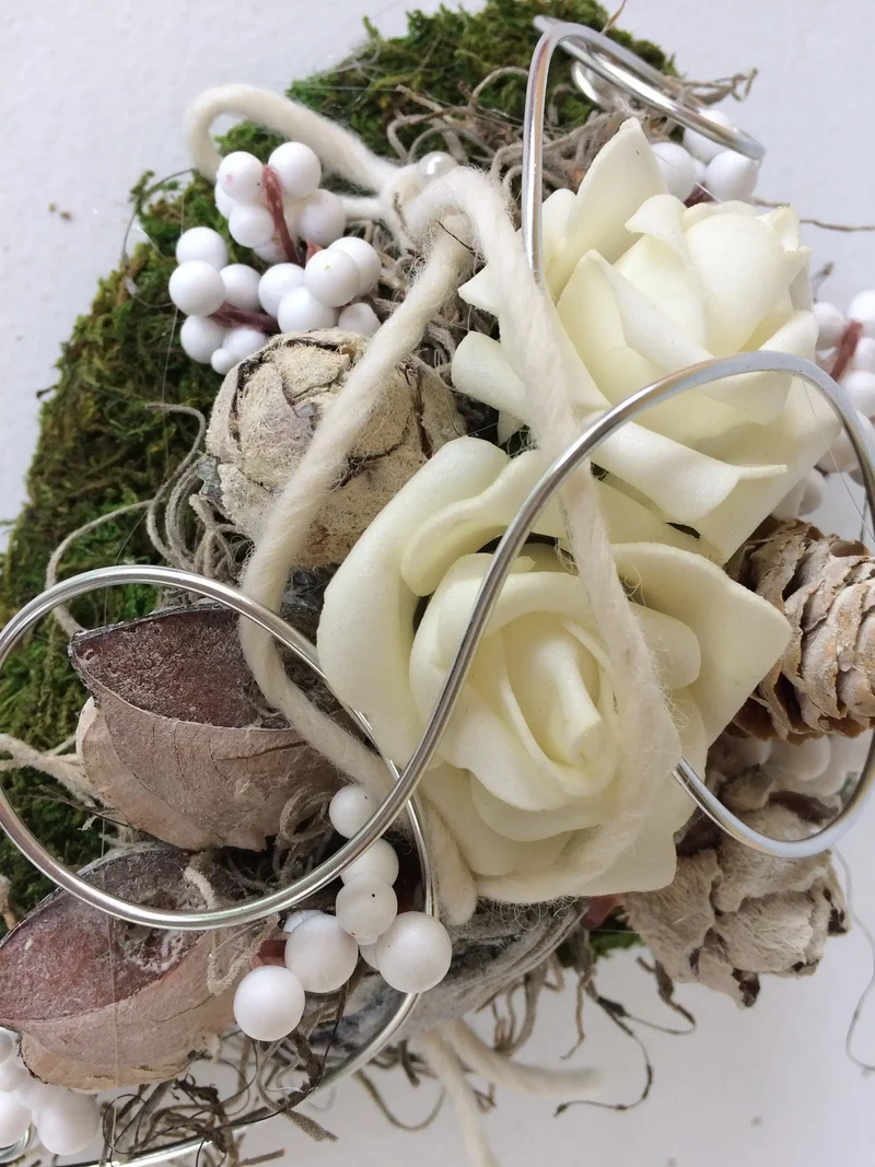 Grabherz Rose auf Moos Seidenblumen – langlebiger Grabschmuck