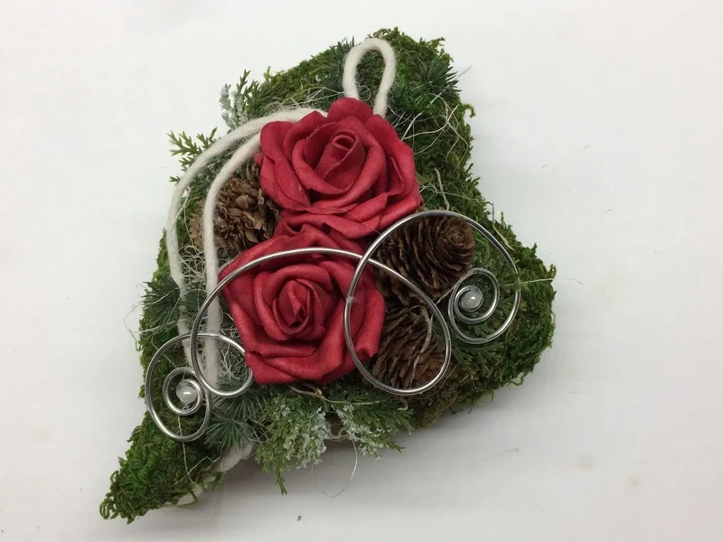 Seidenblumen Grabherz Rose auf Moos – Grabdekoration handgefertigt