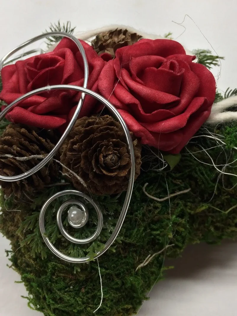 Seidenblumen Grabherz Rose auf Moos – Grabdekoration handgefertigt