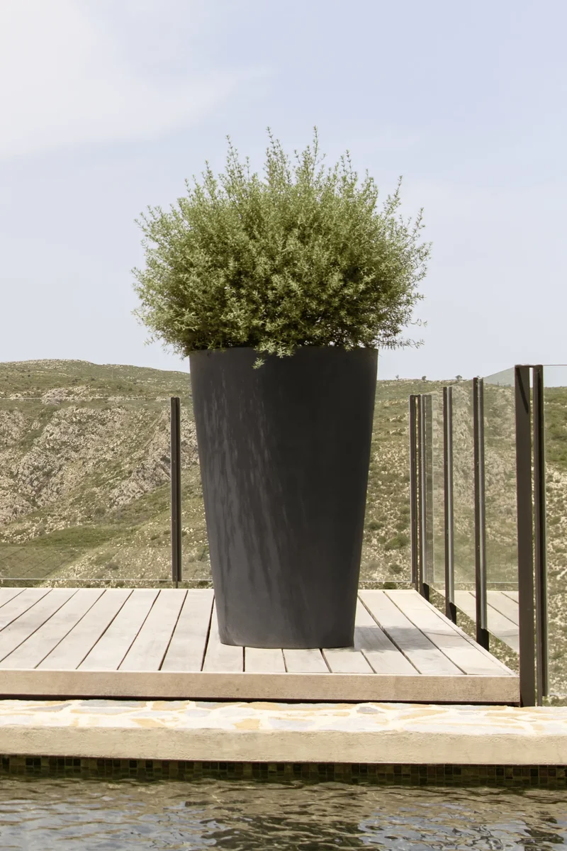 Hoher Pflanzkübel Belle Schwarz aus Fiberstone