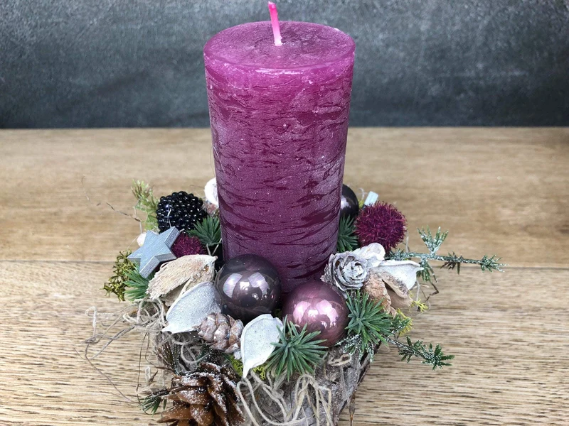 Adventsgesteck Zapfen Beeren Moos – Naturmaterialien rund mehrjährig