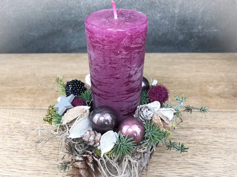Adventsgesteck Zapfen Beeren Moos – Naturmaterialien rund mehrjährig