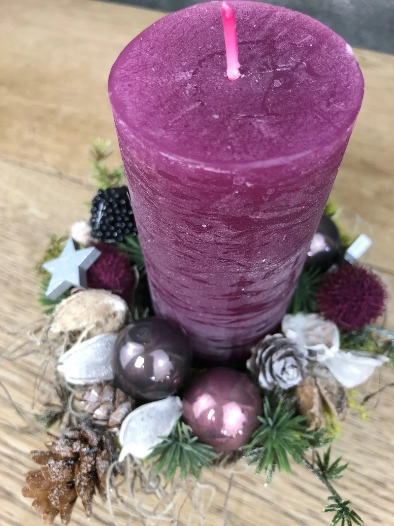 Adventsgesteck Zapfen Beeren Moos – Naturmaterialien rund mehrjährig