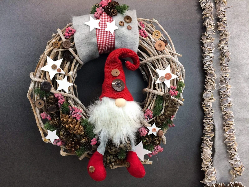 Weihnachtskranz mit Wichtel – Türdeko handgefertigt langlebig