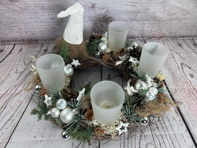 Adventskranz Wichtel mit Gläsern – rund mehrjährig mit Tanne