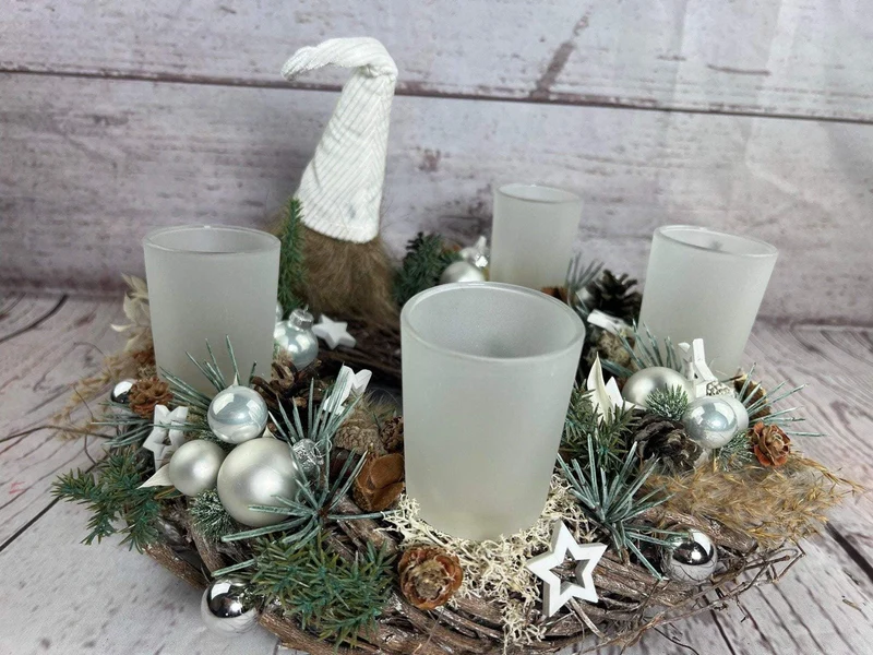 Adventskranz Wichtel mit Gläsern – rund mehrjährig mit Tanne