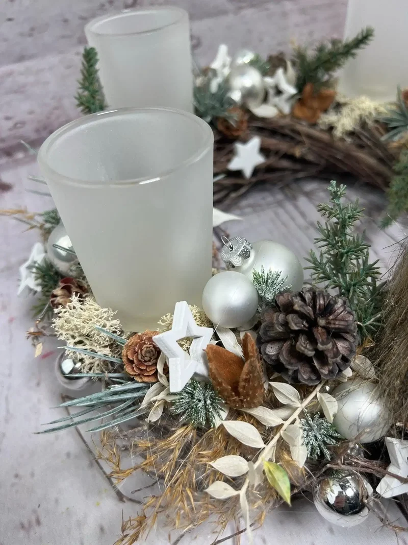 Adventskranz Wichtel mit Gläsern – rund mehrjährig mit Tanne
