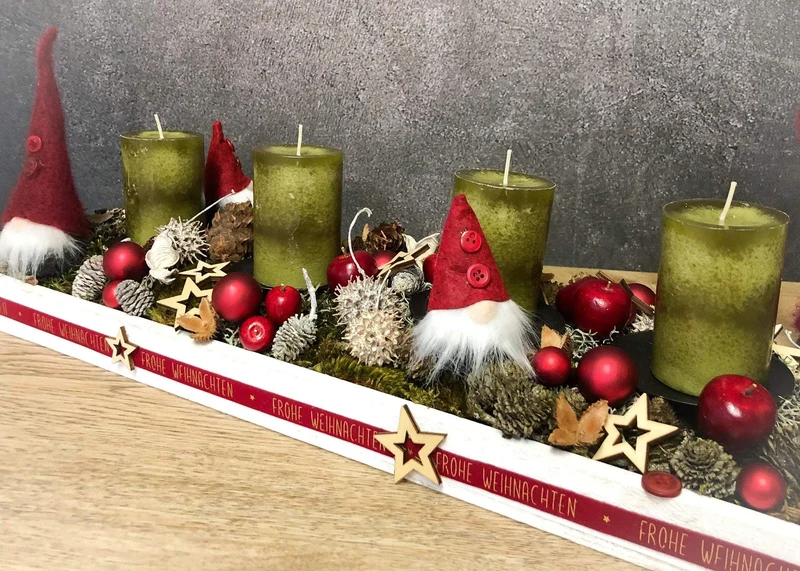 Adventsgesteck länglich mit Wichtel – Tablett Tischdeko Advent mehrjährig